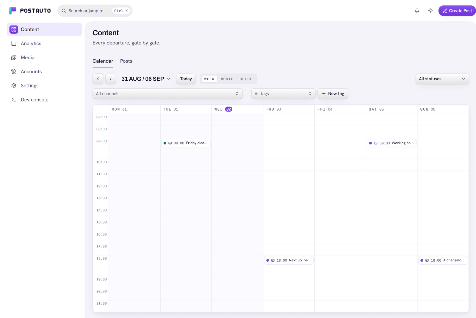 The Postauto week calendar in a demo workspace: seven day columns with hour bands from 07:00 to 21:00, today highlighted, one departed post card and three scheduled ones sitting in their slots.
